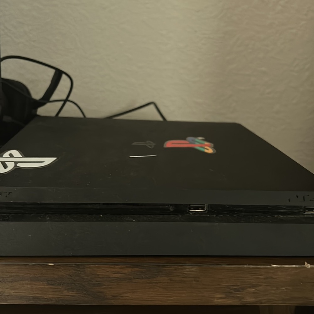 Used PS4 and controller! - Picture 2 of 4